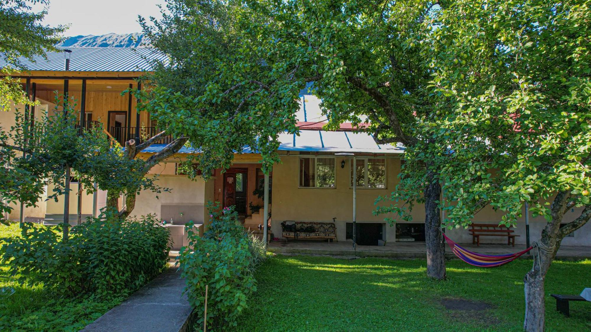 Givi Kakhiani'S Guesthouse Zhabeshi Екстер'єр фото